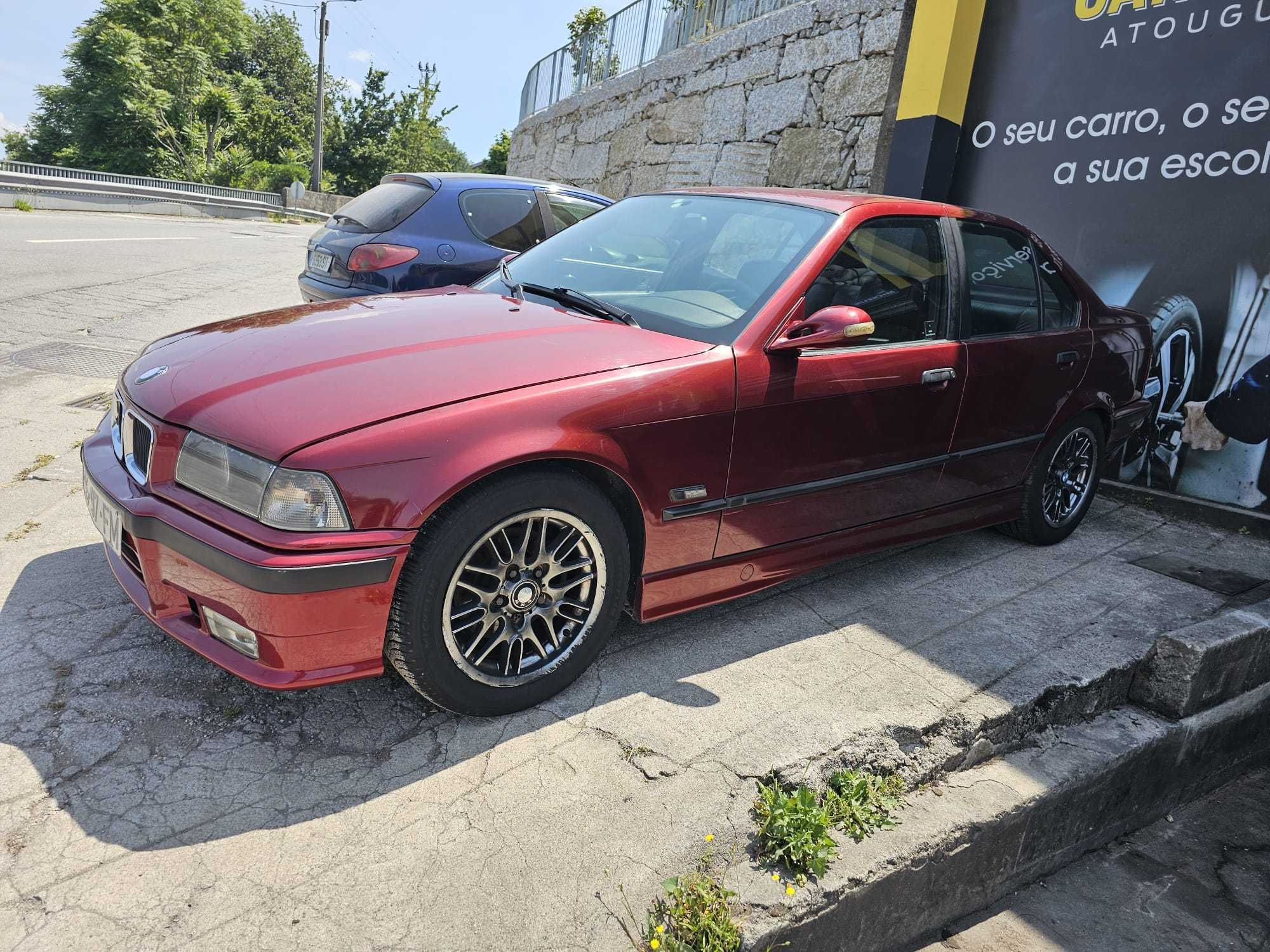BMW 318 TDS bordô