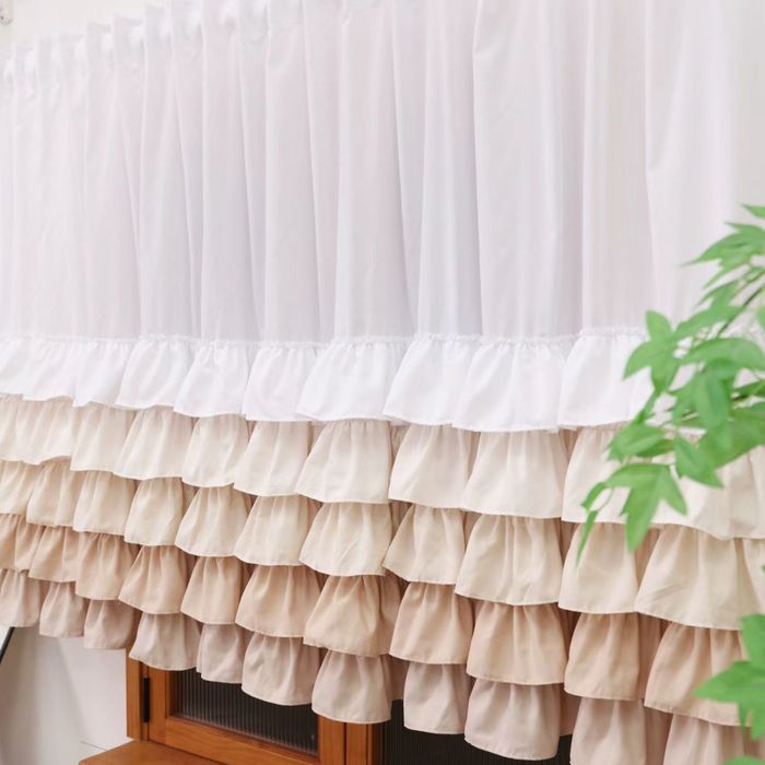 Firana krótka biało beżowymi falbanami