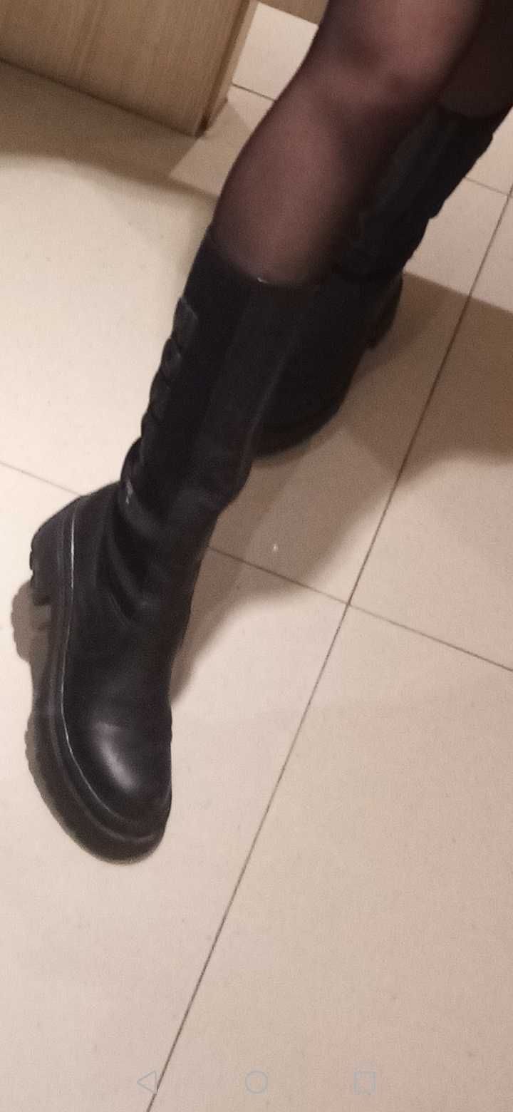Стильні чорні чоботи