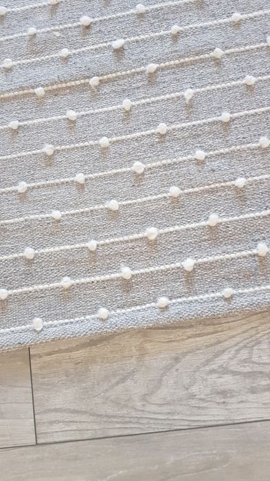 Dywan szary w białe kulki