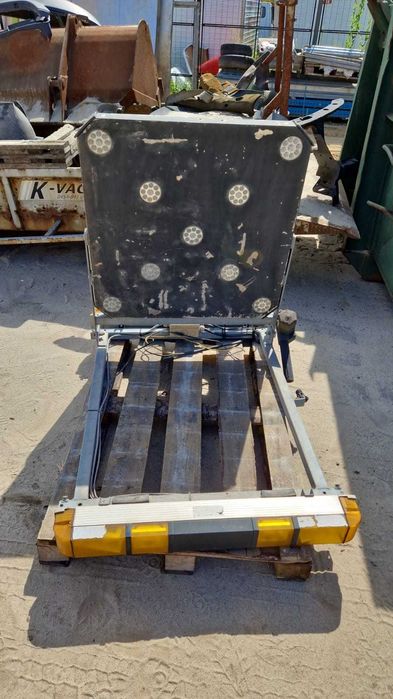 Koguty ostrzegawcze na auto tablica led podnoszona hydraulicznie