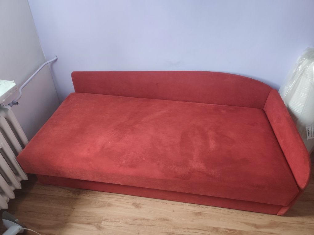 Sofa kanapa tapczan czerwona z pojemnikiem