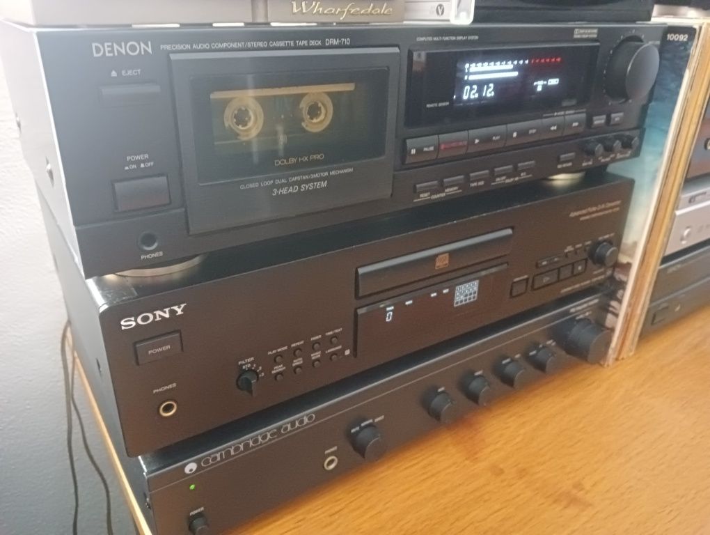 Amplificadores, leitores CD, decks cassetes