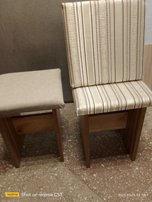 Табуретка з обтягнутим верхом