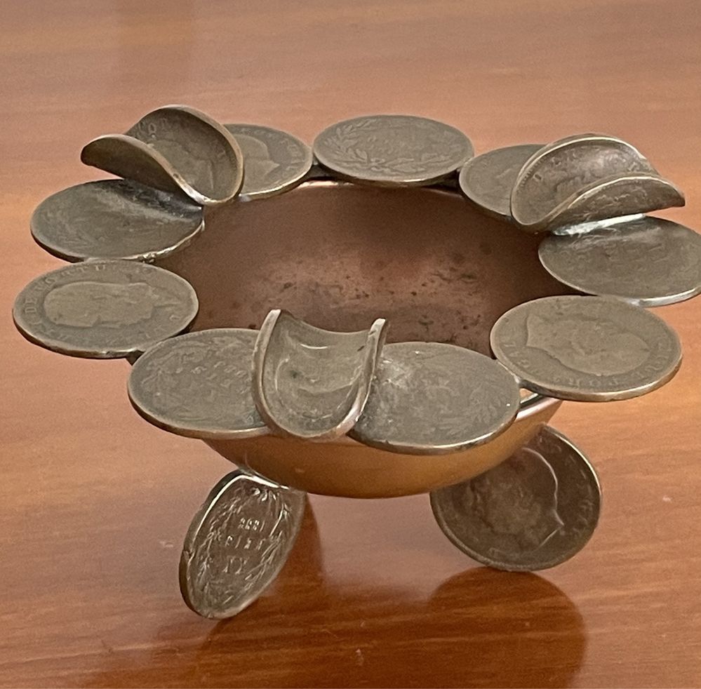 Cinzeiro em cobre com moedas do rei D. Luís