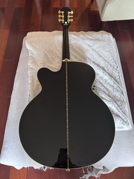 Guitarra semi-acustica Epiphone modelo EJ-200SCE/BK