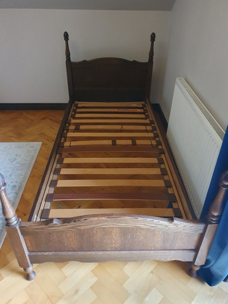 Stylowe łóżko drewniane