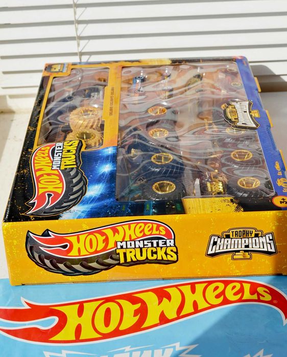 Набір 11 шт Hot Wheels Monster Trucks Чемпіони Champions BigFoot набор