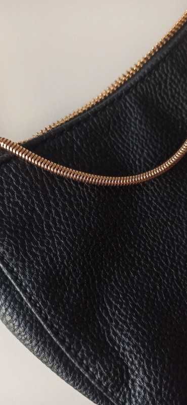 H&M mała czarna torebeczka torebka złoty łańcuch na pasku