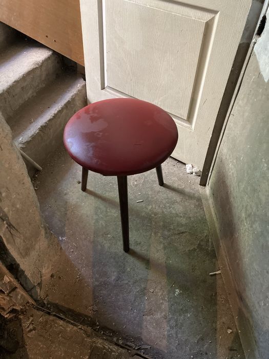 Стул трехногий бу