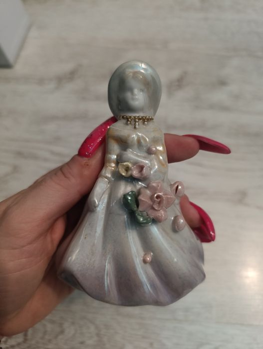 Porcelanowa panienka dzwoneczek z roku '95 retro