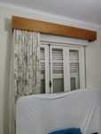 Suporte de madeira para cortinados.