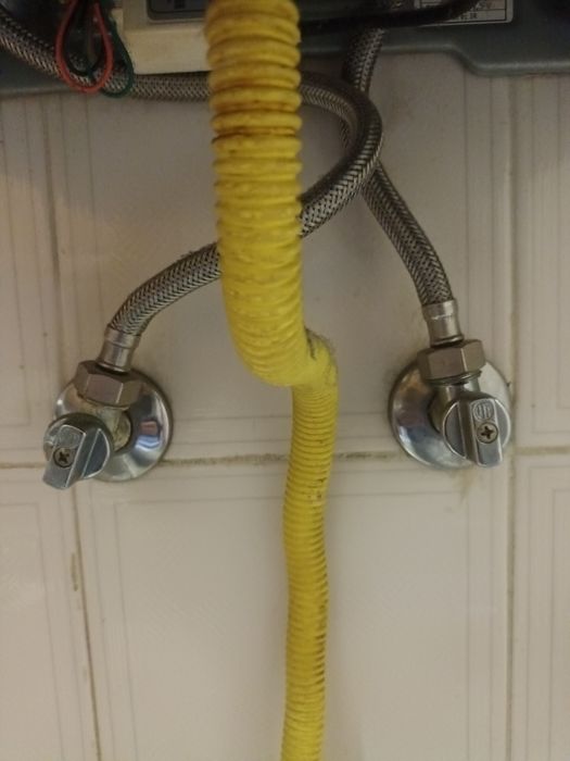 Esquentador com ventilação usado e a precisar de uma peça.