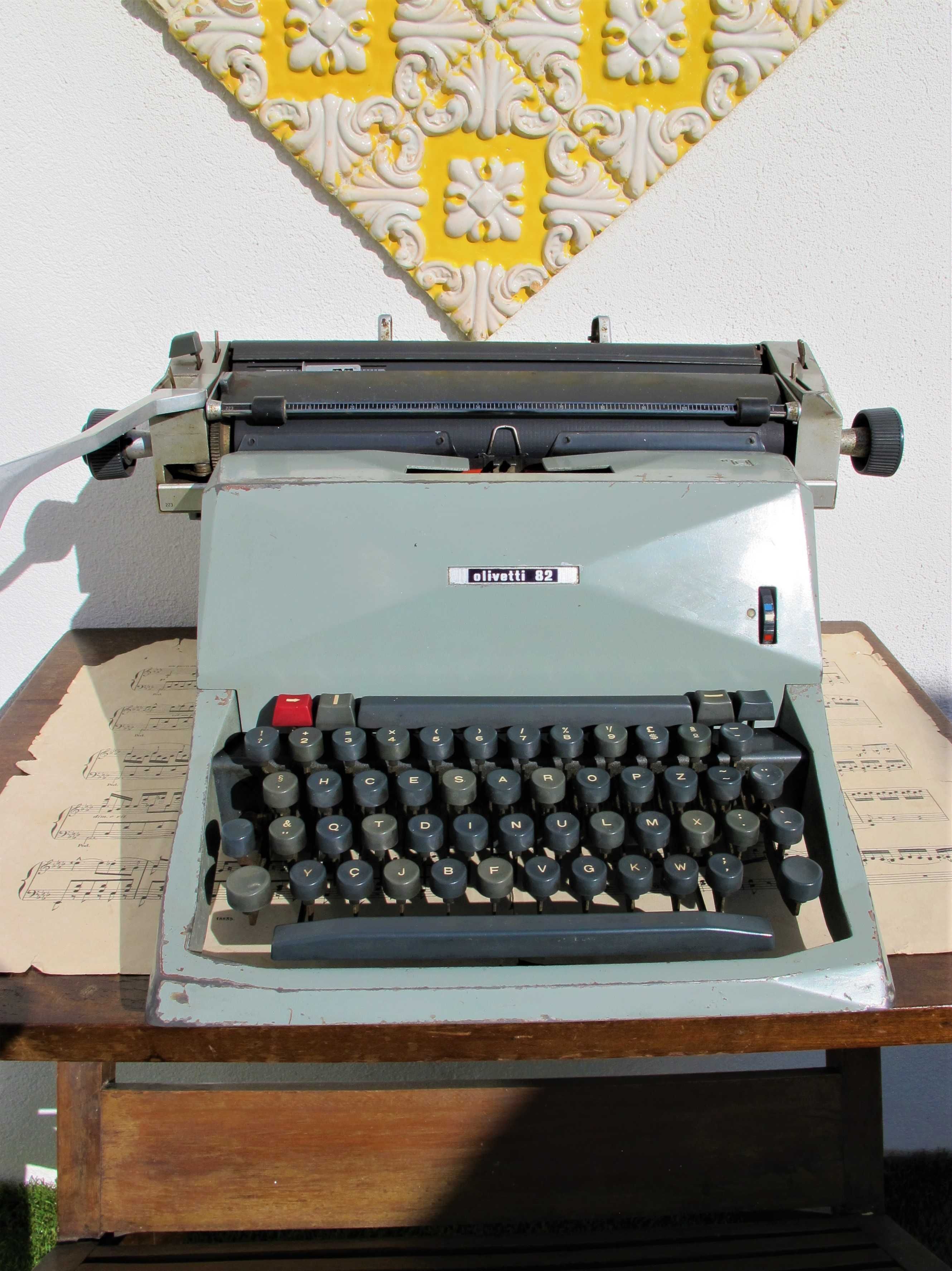 Máquina de Escrever OLIVETTI 82 Antiga