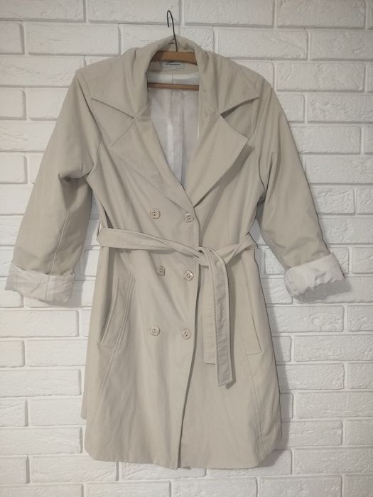 Płaszczyk damski trencz kolor śmietankowy