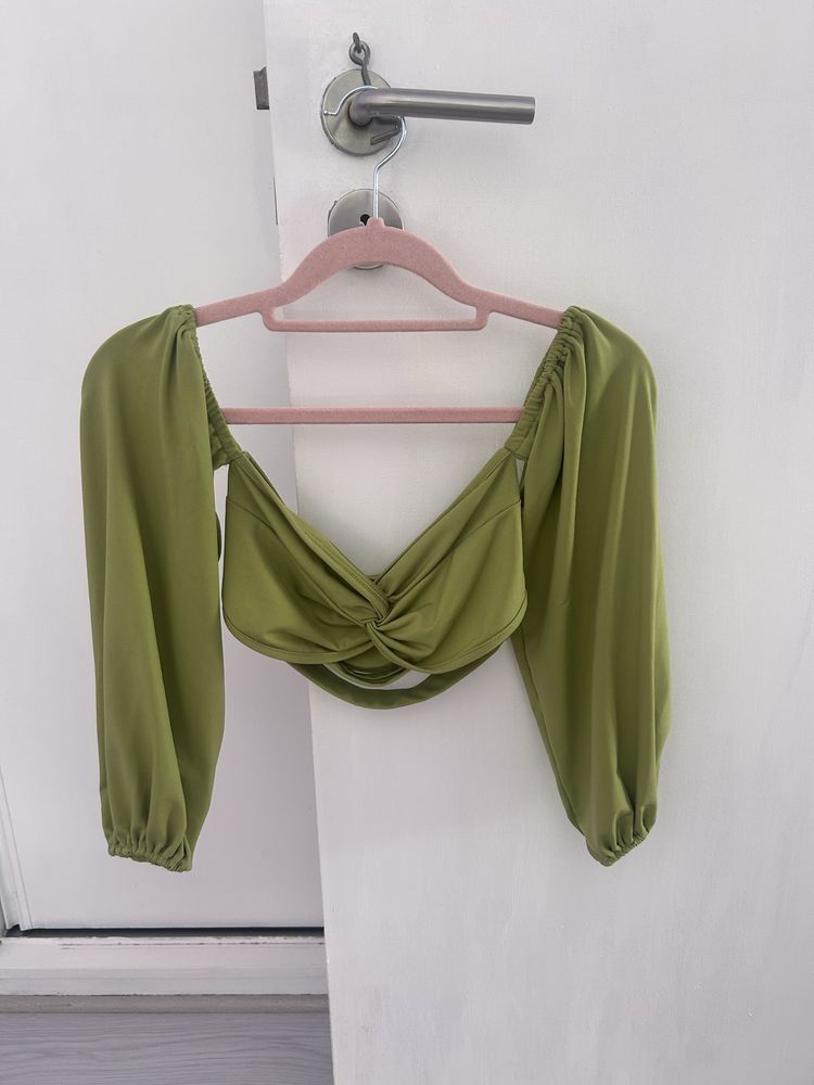 Top verde XS com abertura há frente!