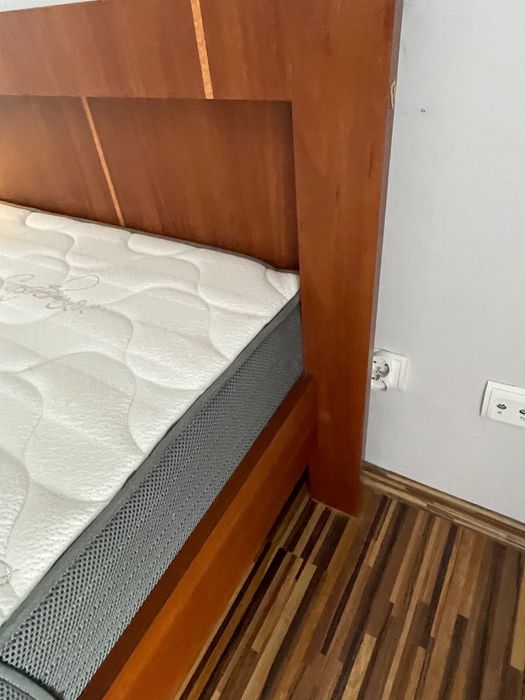 Łóżko dwuosobowe z wygodnym grubym materacem