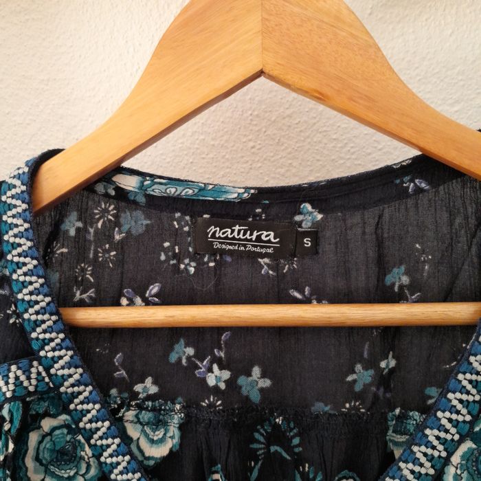 Blusa Natura com bordado no decote até à cintura, com folho