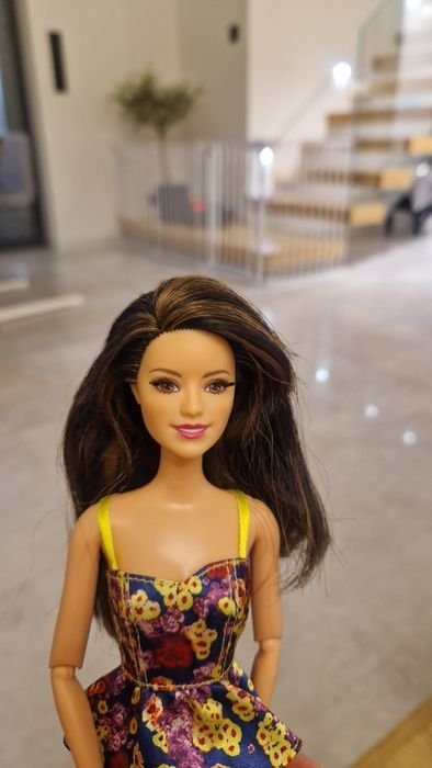 Barbie brunetka z rzęsami i dodatkowym kompletem ubranek