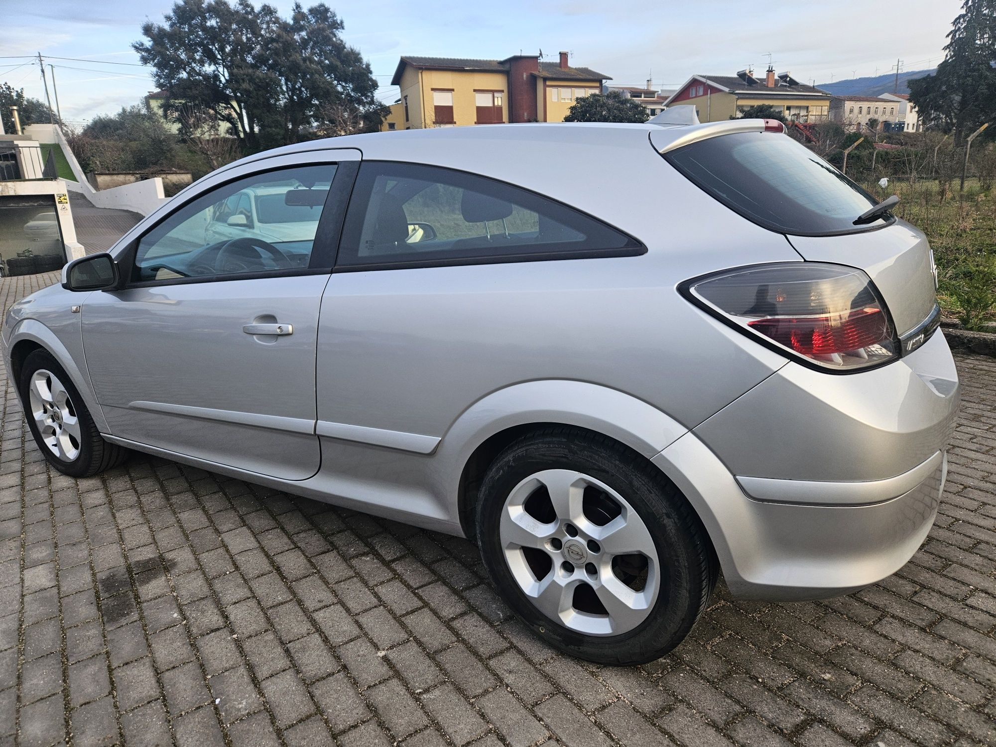 Opel Astra GTC 1.3 cdti 70€/Mês