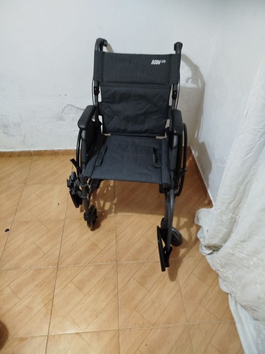 Vendi cadeira de rodas, cadeira sanitária e colchão