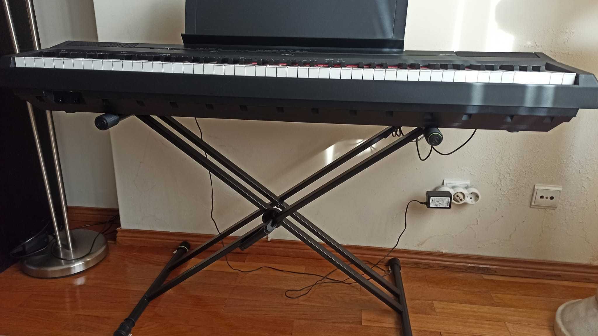 Teclado de piano Yamaha P-115 como novo, com suporte e pedal