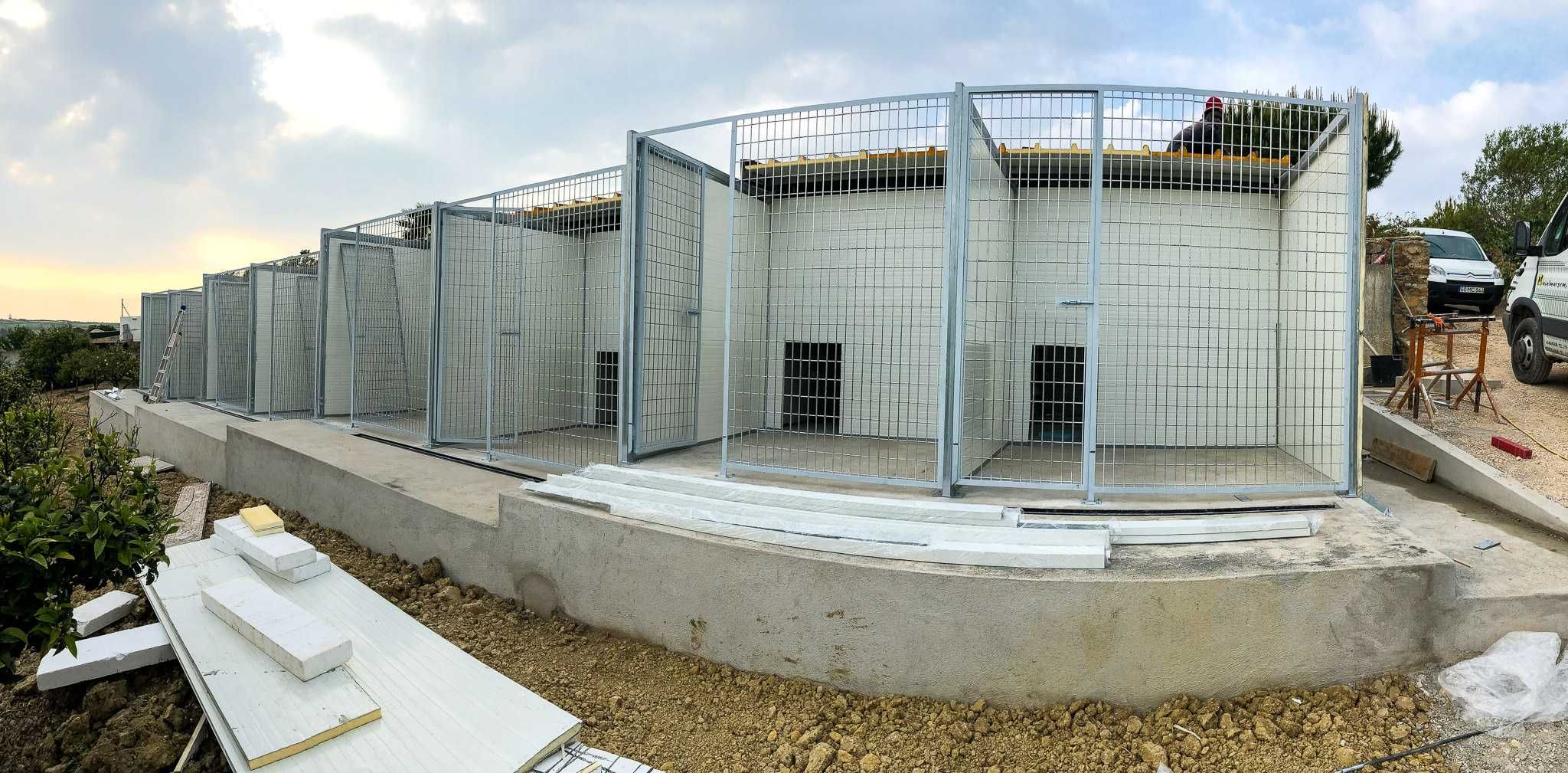 Canil Profissional Modular 8 Boxes | Aço Galvanizado + Chapa Isolada