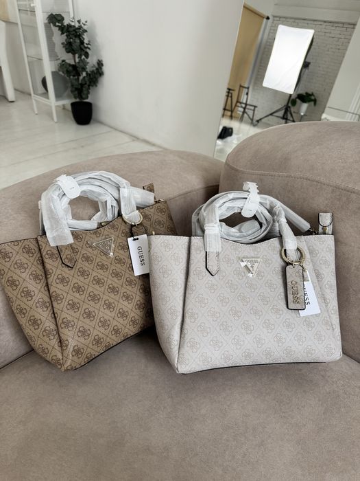 сумка сетчел guess iwona