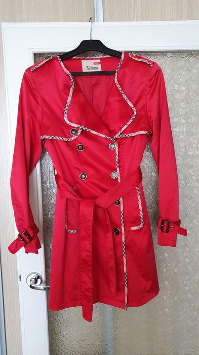 Piękny płaszczyk, koralowy, pasek, M