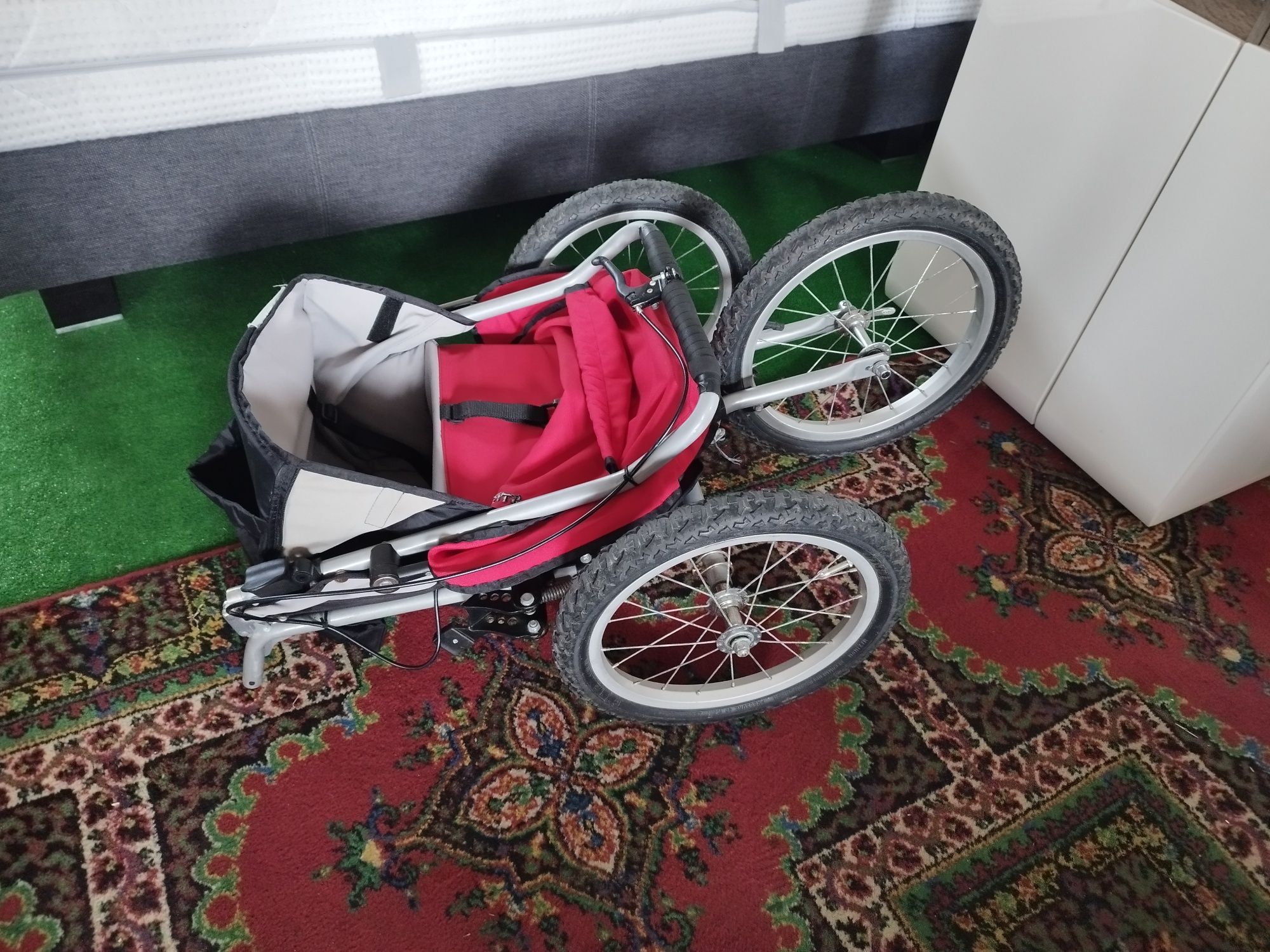 wózek spacerowy do biegania na pompowanych kołach