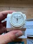 Omega x Swatch Snoopy SO33W700 Nocne Konstelacje na Nadgarstku