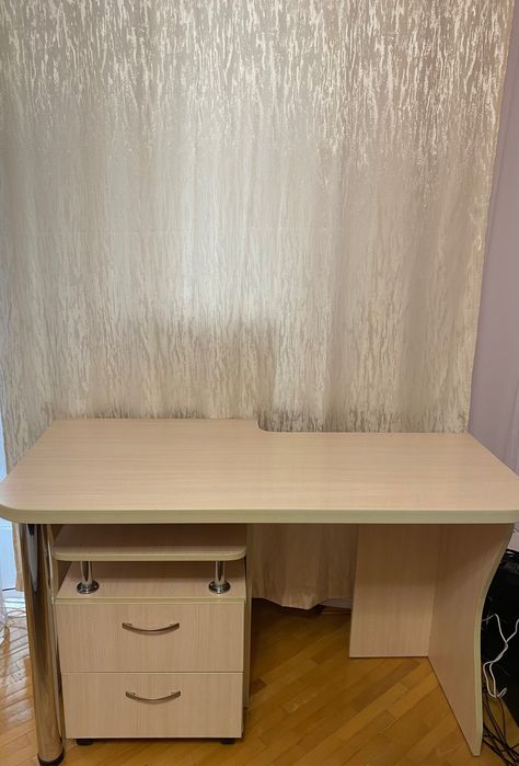 Письмовий стіл .