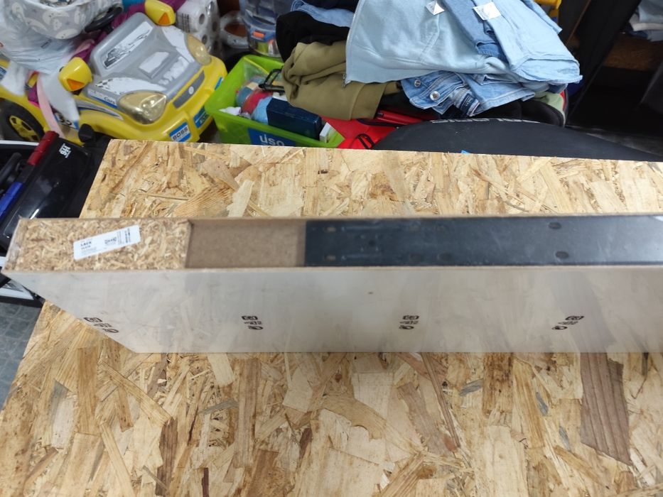 Estantes novas e embaladas