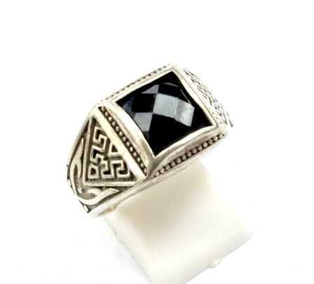 Męski srebrny zdobiony sygnet z czarnym fasetowanym kamieniem