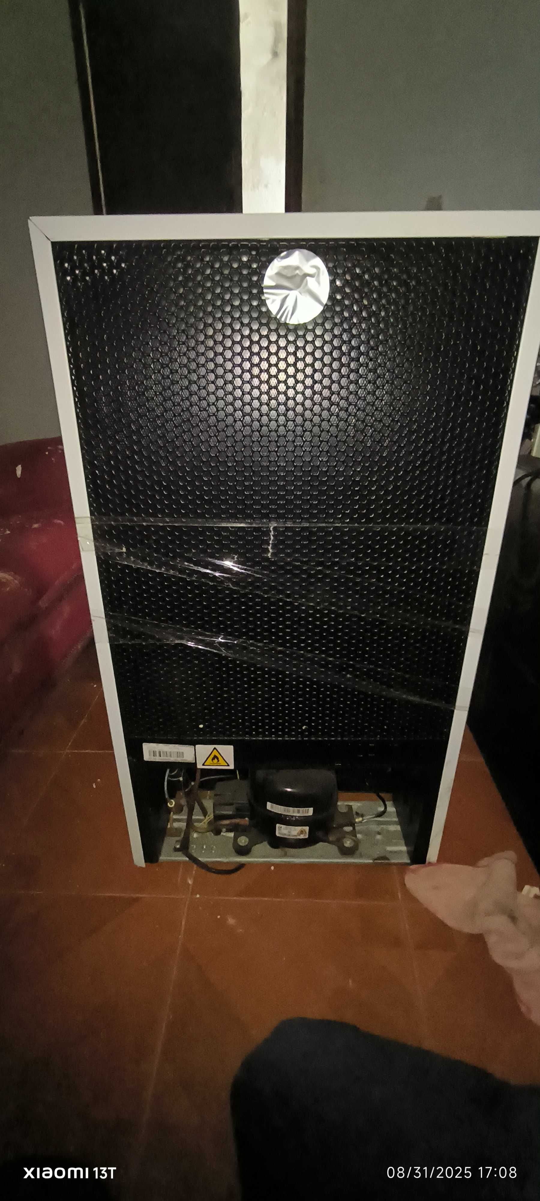 Frigobar usado so por mim, foi comprado novo.