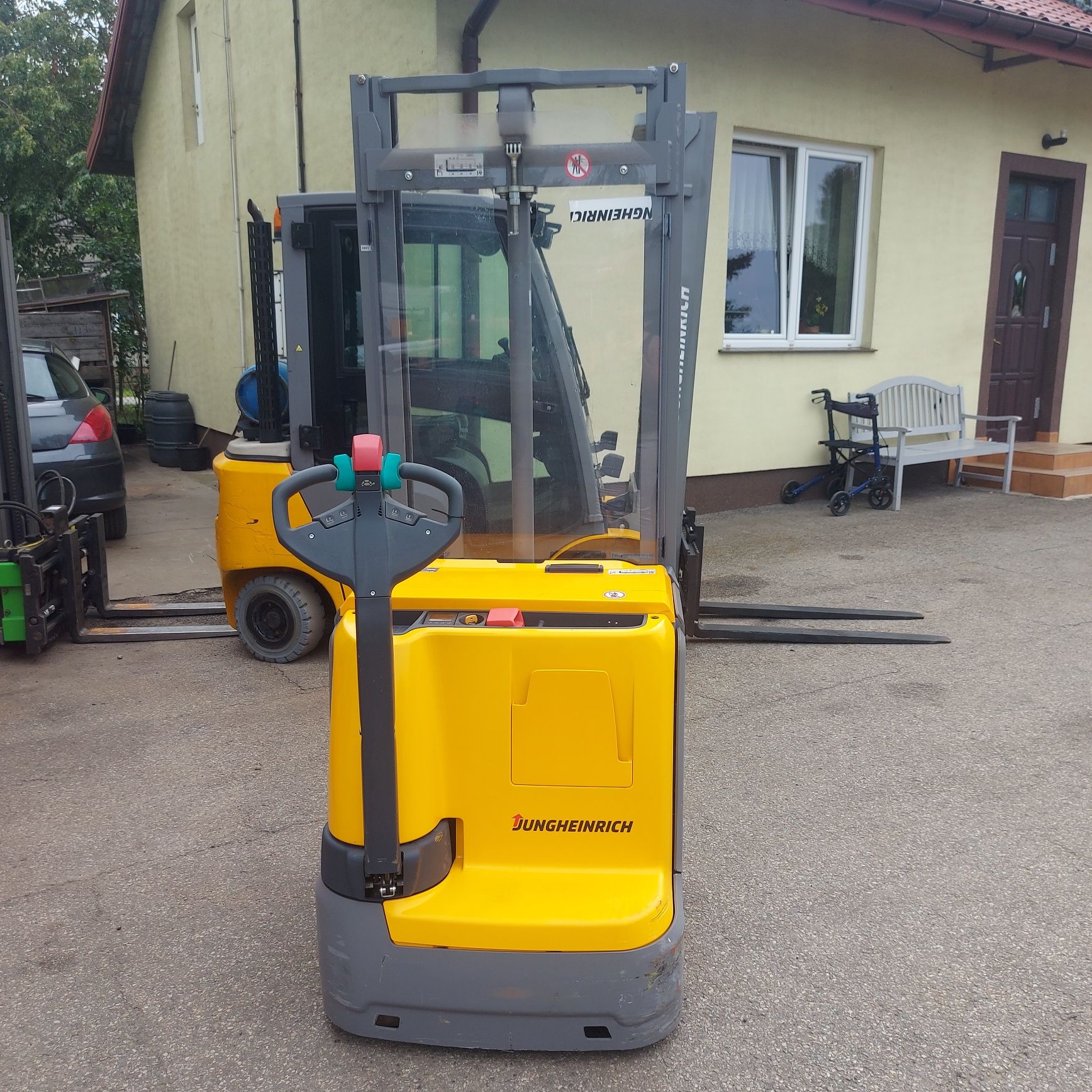 Paleciak elektryczny Jungheinrich