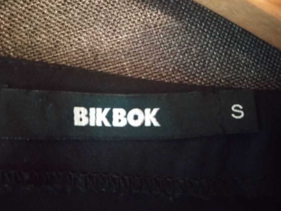 czarna bluzka ze sznurowaniem na dekolcie