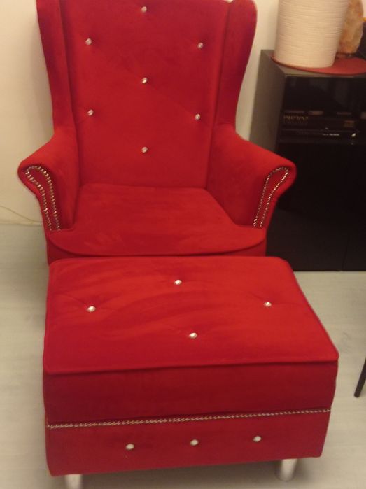Fotel uszak bordowy z podnóżkiem i cekinami
