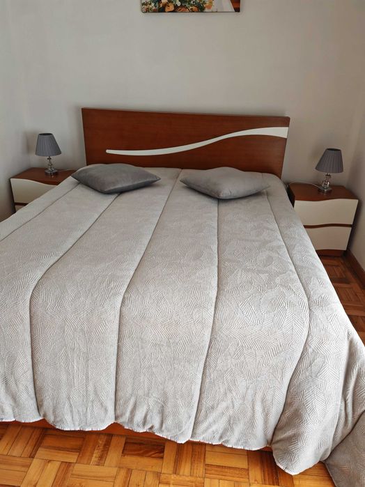 Cama de casal e mesinhas de cabeceira usado