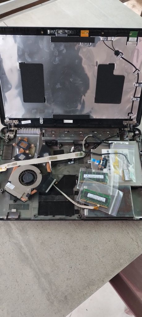 Ноутбук Toshiba, HP и Samsung