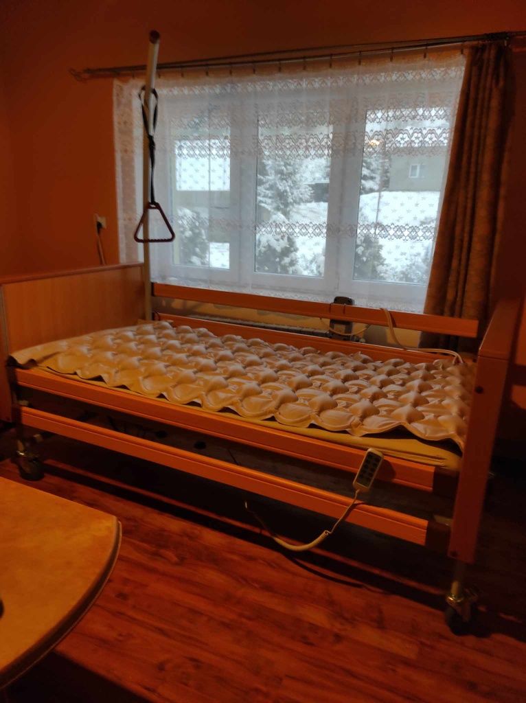 Łóżko rehabilitacyjne elektryczne z materacem
