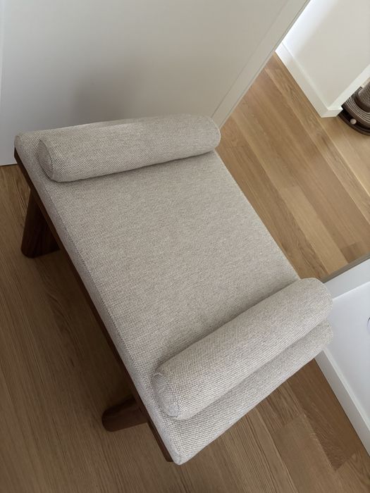 Banqueta estofada em madeira de nogueira (75x50x40 - NOVA)