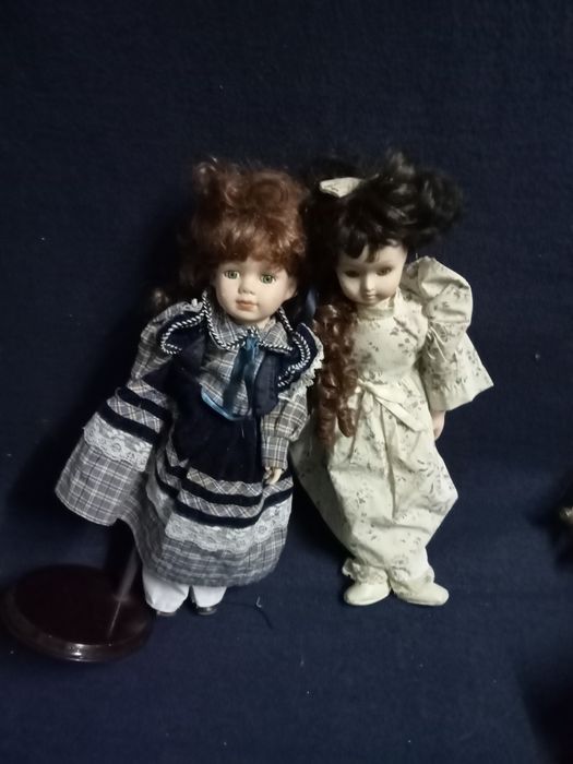 Nove bonecas 7 de porcelana e um não em bom estado
