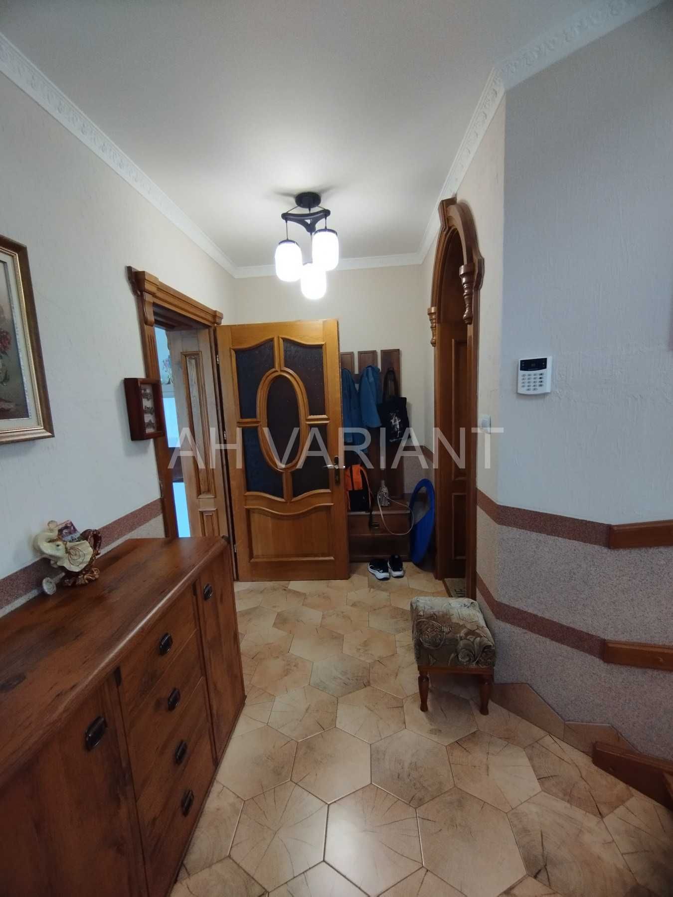 Продається сучасний будинок в м. Ужгород, вул. О. Блистіва
Код: 9135