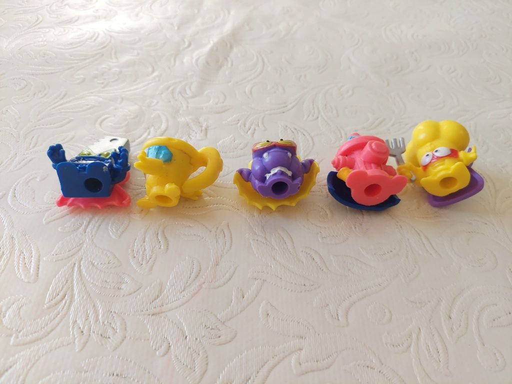 Variados bonecos