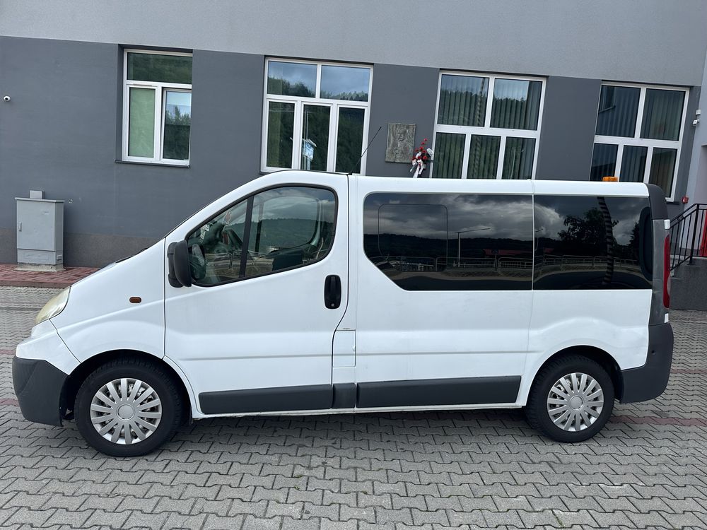 Renault Trafic 2.0 DCI 9 osób klima zadbany Środek jak nowy 2x koła