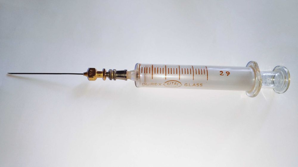 Seringa antiga vidro com agulha para coleção