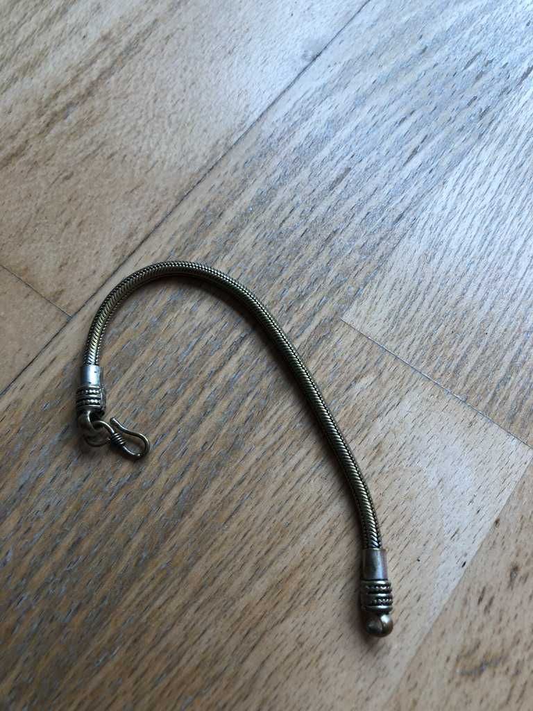 pulseira cinzenta