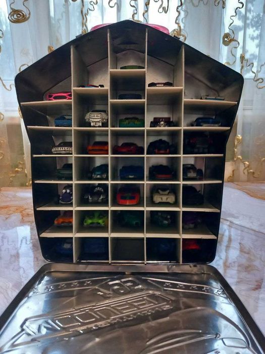 Металлический бокс-гараж для 36 машинок