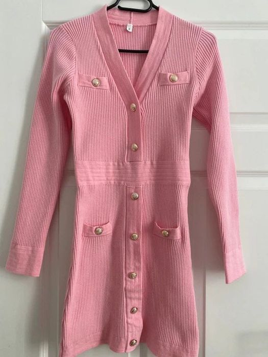 Sukienka różowa na wiosnę z guzikami